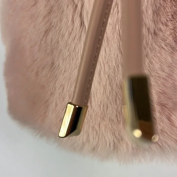 Street Level faux fur bucket bag in mauve - Picture 5 of 11